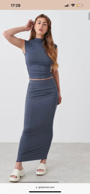Kjol - En grå kjol (del av set) från Gina Tricot. Aldrig använt för att kjolen är lite för liten för mig😇 annars superfin🤗