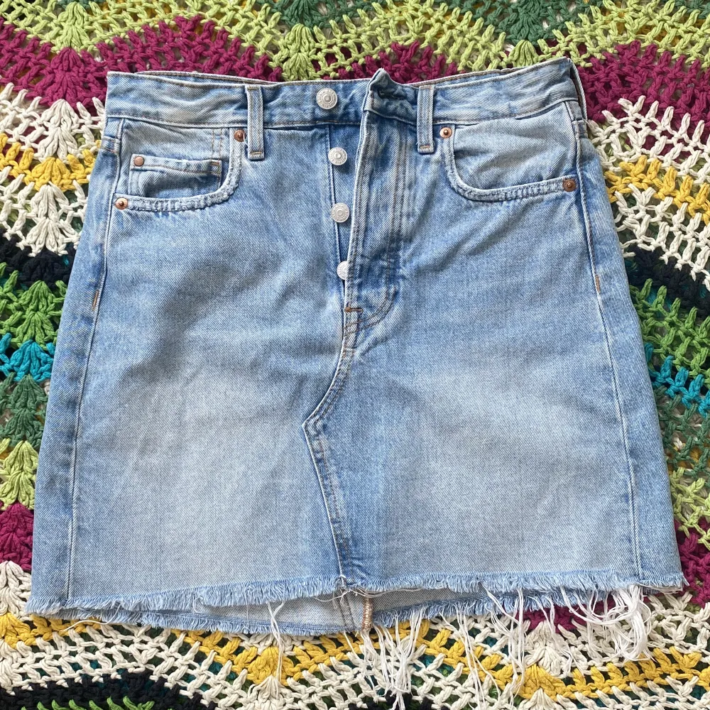 Jeans kjol (100% bomull) från H&M med tow-tone denim på baksidan . Kjolar.