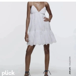 Vit klänning - Vit sommarklänning från zara. Bara trycka på köp nu för att köpa🩷