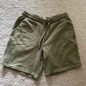 gröna mjukisshorts - sköna mjukisshorts från new yorker, använda mycket men i helt okej skick 