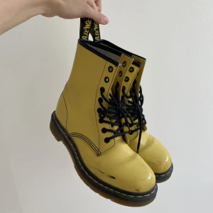 Gula Doc Martens - Säljer dessa ikoniska Doc Martens. Inköpta 2014. Inget särskilt slitage förutom diverse svarta fläckar. Behövs någon typ av medel jag inte har för att få bort. 
