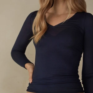 Långärmad tröja - Jätteskön tunn intimissimi tröja som endast är använd 2 gånger och i nyskick! Kommer inte till användning längre så säljer!