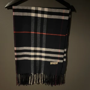 Burberry halsduk -  Riktigt snygg burberrry halsduk i fint skick. Väldigt skön då den är 100% cashmere.   Inget og.Skriv vid frågor eller funderingar🍀