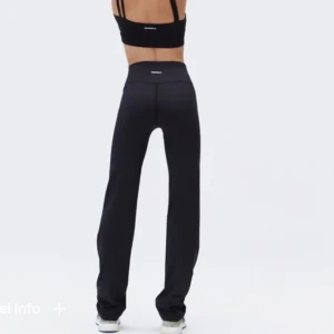 Adanola flared yoga pants  - Dessa superfina bootcut leggings har bara använts en handfull gånger, dom är aningens för korta för mig så känner att de är bättre om dom får ett nytt hem✨ älskar älskar kvaliten och fiten i övrigt. Små i storleken. Jag är vanligtvis en M/L. 