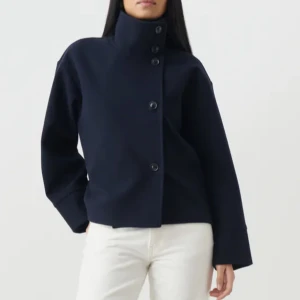 Marinblå Kappa kort - Säljer min marinblåa korta kappa från Gina Tricot. Använd 1 gång, så skicket är som nytt. Jätte fin och mysig. Nypris 599kr. Storlek XS men funkar som S lätt skulle jag säga