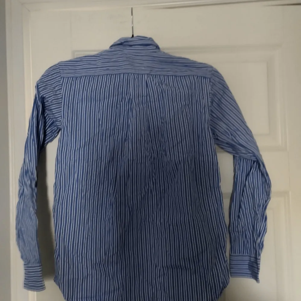 Skitsnygg skjorta från Ralph Lauren i färgerna blå och vit. Han på bilden är 176 cm, skicka gärna prisförslag vid intresse!. Skjortor.