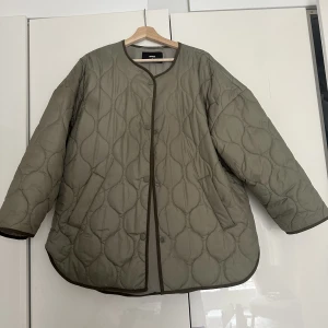 Grön quiltad jacka strl. M - Sparsamt använd jacka från Bikbok förra året. Fint skick, som ny i storlek M