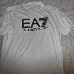 Armani t-shirt - Använd max 3 gånger, nyskick