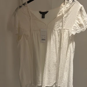 Blus från New Look - En jätte fin blus i nyskick (lapp finns kvar) som köptes nu i somras, men säljer nu då den inte kommer till användning.