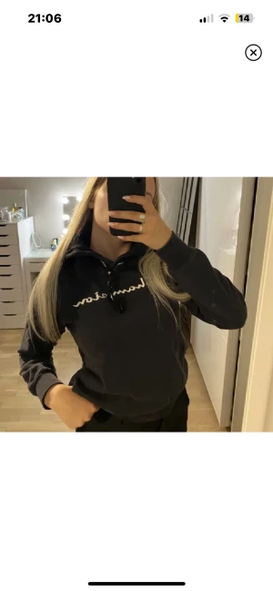 Snygg champion hoodie! - Skit snygg champion hoodie! Ny skicka använd typ 1 gång! Ganska liten i storleken skulle säga att den passar storlek S! 