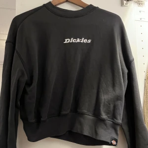 Dickies sweatshirt  - En svart sweatshirt ifrån dickes. Storlek xs💓