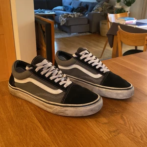 Vans - As feta grå Vans skick 8/10 bara lite smutsiga. Köp o du kommer bli kallad gricsh💸🍾!