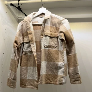 Tunn jacka - Rutig tunn jacka ifrån lager 157 i storlek xs💓