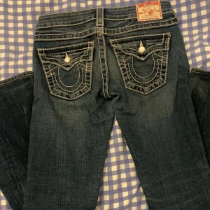 True religion jeans  - Säljer mina true religion jeans. Storlek 24 & passar bra för folk som är 155-160cm långa. Köpte dem för 1 500kr.
