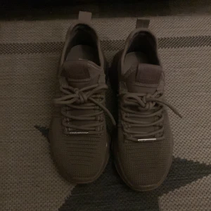 Steve Madde skor beige - Steve Madde skor beige i storlek 38. Fint skick använt fårtal gånger. Beige-bruna och super bekväma. Kan sälja för mellan 800-500kr. Beroende på snabb afärr