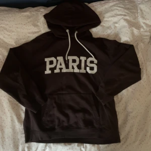 Brun hoodie - Snygg hoodie med Paris tryck.