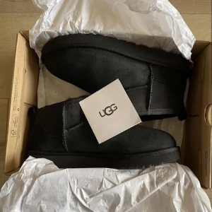 Uggs fint skick - Säljer nu mina uggs svarta i 39! Inte mycket använda alls, sulan är inte ens sliten, så jättefint skick. Säljer då jag vill byta färg 🍂  Köp gärna via "köp nu" så får du även billigare frakt!