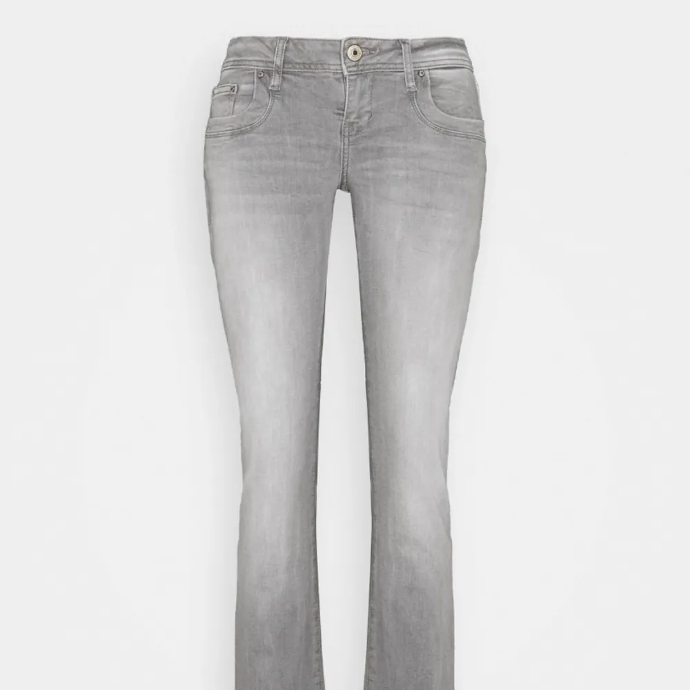 Dessa slutsålda gråa jeans från LTB. Modellen Valerie, Helt ny. (Paketet kvar) Säljer pågrund av att jag beställde fel storlek. För fler bilder eller svar på frågor skriv💗. Jeans & Byxor.
