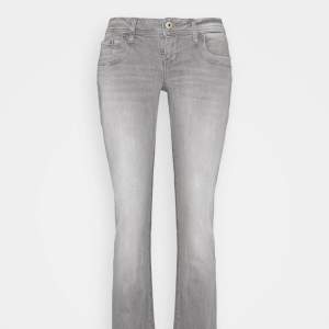 Dessa slutsålda gråa jeans från LTB. Modellen Valerie, Helt ny. (Paketet kvar) Säljer pågrund av att jag beställde fel storlek. För fler bilder eller svar på frågor skriv💗