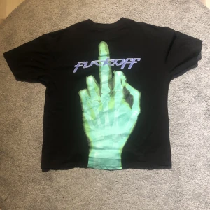 T-shirt  - Fet T-shirt i nyskick! Sitter lite oversized. Pris kan diskuteras. Skriv gärna för fler bilder.