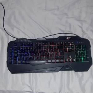 Säljer min Havic keyboard, har en regnbågs aktig bakgrund, och den är perfekt för gaming. Säljer den för 145