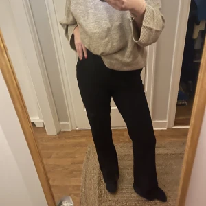 Svarta kostymbyxor  - Säljer dessa svarta kostymbyxor i storlek 38, höga i midjan & mjuka att ha på sig💗 fickor både fram & bak 