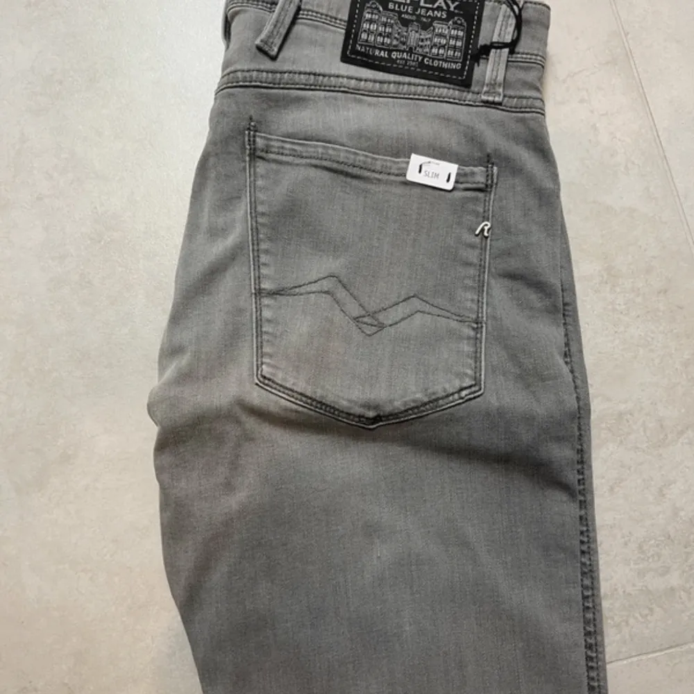 Säljer nu ett par skit snygga nya Replay jeans i populära modellen anbass. Helt nya med taggar och allt. Storlek 31/32. ny pris på de här ligger runt 1400 vårt pris 799. Hör av er vid fler frågot!. Jeans & Byxor.