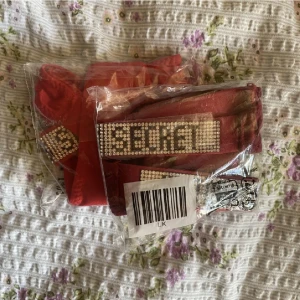 Vs trosor - Två par Victoria secret trosor, såklart oanvända. Säljes då jag tyvärr köpte fel modell. Endast upptagna ur plasten. Storlek M men sitter som en S. Pris är för båda. Lägger upp igen för fri frakt🤩