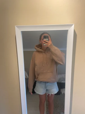 Hoddie  - Beige hoddie ifrån BikBok. Väldigt mysig och härlig❤️nypris 400kr