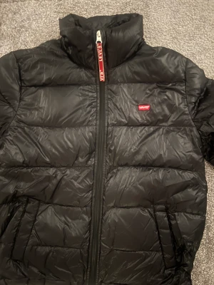 Levis jacka  - Säljer min jättesnygga dunjacka, passar perfekt till hösten och vintern, köptes för 1500 ungefär 2 år sedan!! Superbra skick, inga tecken på användning.💕💕😊pris kan diskuteras vid snabb affär!!