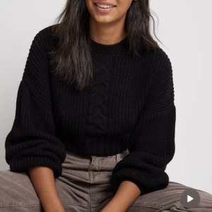 Stickad tröja - Stickad tröja från NAKD, nyskick storlek XS. Jätte skön och fin färg. 200kr✨pris kan diskuteras vid snabb affär.