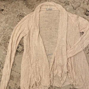 Stickad cardigan Zara  - Beige stickad kofta från zara i fint skick, Storlek S.