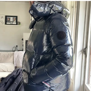 TOMMY HILFIGER JACKA - Jättefin jacka från Tommy, varmaste vinterjackan jag har ägt men vill testa på en ny jacka i år. Jackan är knappt använd och den är slutsåld överallt ❤️