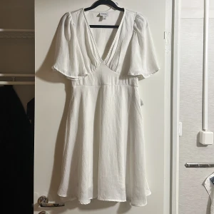 Klänning  - Denna var min student klänning, använd en gång. Säljer då jag inte använder den. 180kr pluss att köparen står för frakten 💗