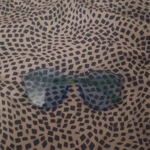 Solglasögonen  - Blåa solglasögon 