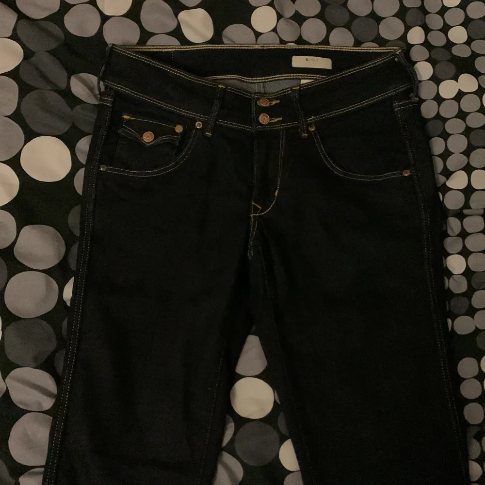 Säljer dessa lågmidjade mörka skinny jeans med assnygga fickor. Säljer för att de inte kommer till användning, dom är i nästan oanvänt skick. Skriv för bilder eller mått! . Jeans & Byxor.