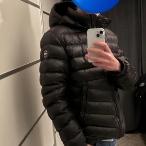 Colmar jacka - Säljer min Colmar vinterjacka | Köpt ny för 5000kr | Skick 9/10 inga deflekter | Funkar i de flästa storlekar, har användt den även fast jag har S-M i storlek | Väldigt skön till vintern, hör av er vid frågor och funderingar!💯🔥