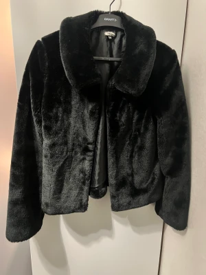 Pälsjacka - Jätte fin och varm fusk päls jacka som passar till allt.