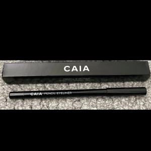 Caia eyeliner  - Säljer denna Pencil eyeliner ifrån Caia som är helt ny i kartong. Den har alltså inte ens provats. 