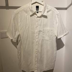 Säljer en H&M vit linne skjorta i storlek L regular fit. Inga synliga fel på skjortan. Skriv för fler bilder eller eventuella funderingar🤙🏼