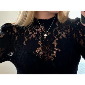 Långärmad svart spetströja - Sjukt snygg tröja i svart spets🖤 Toppen är av stretchigt tyg och är sydd med små puffaxlar🧚🏼 i nyskick,  säljer då den sällan kommer till användning, använd 1 gång