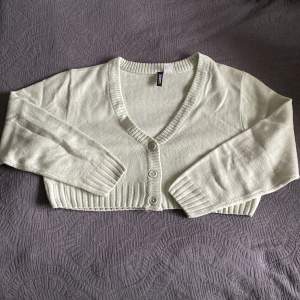 Jättefin stickad tröja i ett superskönt material. Från H&M divided. Knappt använd och tyvärr inte min stil längre så inget slitage eller några defekter. Ser ut som ny