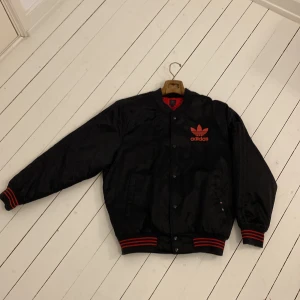 Adidas Original Bomberjacket  - Adidas Original - Bomberjacket  Storlek - L Färg: Svart Fit: boxig/lös Material: Polyester Skick: mycket bra