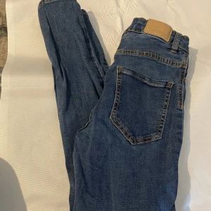 Molly jeans  - Jeans ifrån Gina tricot modell Molly, i väldigt bra skick, endast använt 2 gånger, inget att anmärka. 