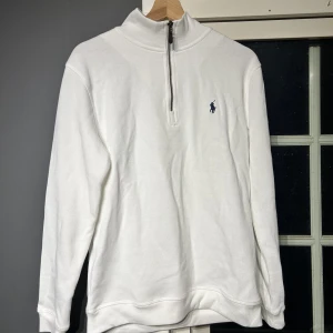 Ralph Lauren Zip - Säljer min vita Ralph Lauren zip Fick i födelsedagspresent men inte använt. 