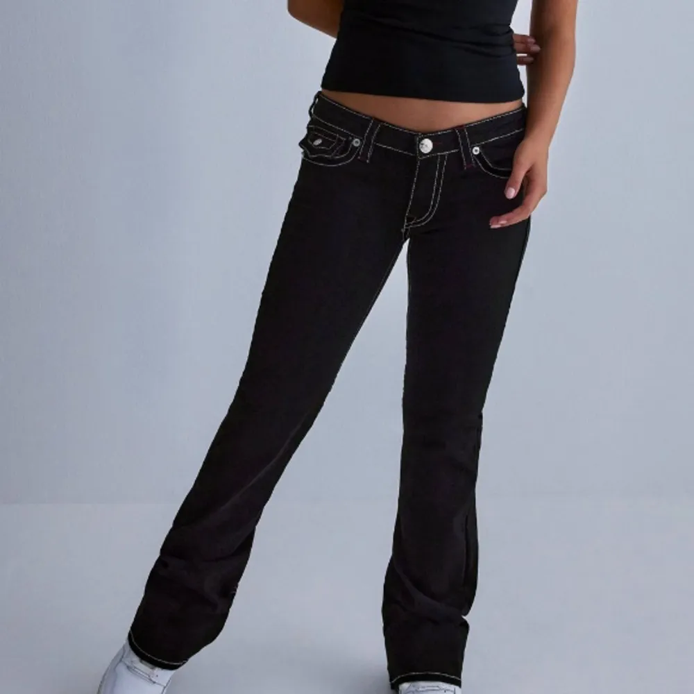 Super fina true religion jeans, endast använda och har lapparna kvar!! Nypris var 1500kr :) Lite långa på mig som är 165cm, skulle säga att de passar XS-M. Jeans & Byxor.