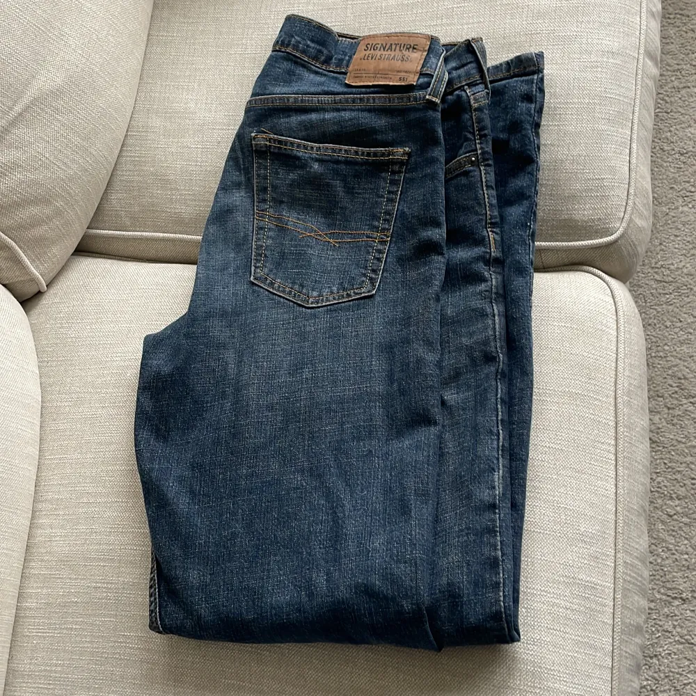 Snygga Levis jeans i använt men bra skick. Storlek 34 34.. Jeans & Byxor.