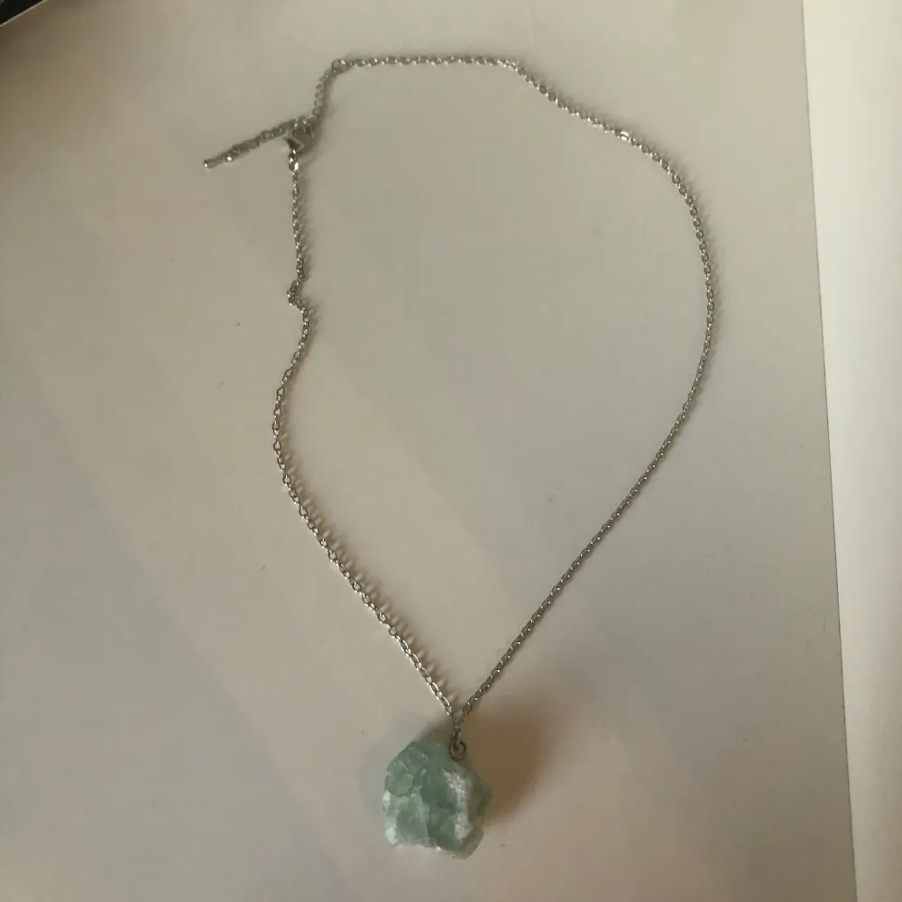 fint halsband med grön sten, nyskick 🌿 använd ”köp nu”. 28/10-2023. Accessoarer.