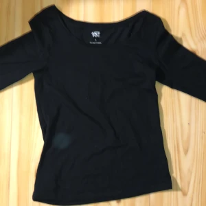 Svart basic tröja - Svart tröja från lager 157 riktig fin och basic men kommer aldrig till andvändning