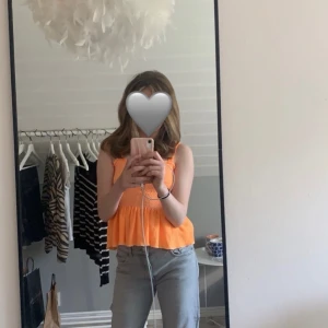 Zara topp - Säljer en av mina favorit toppar🌟 Drn är köpt på Zara för 2 år sen💕 Den är jättefin och funkar att ha på dig till alla tillfällen🌸 D  ett t står att den är storlek 152 men jag skulle säga att den passar XS/ liten small också💖 Skriv för fler bilder🩷